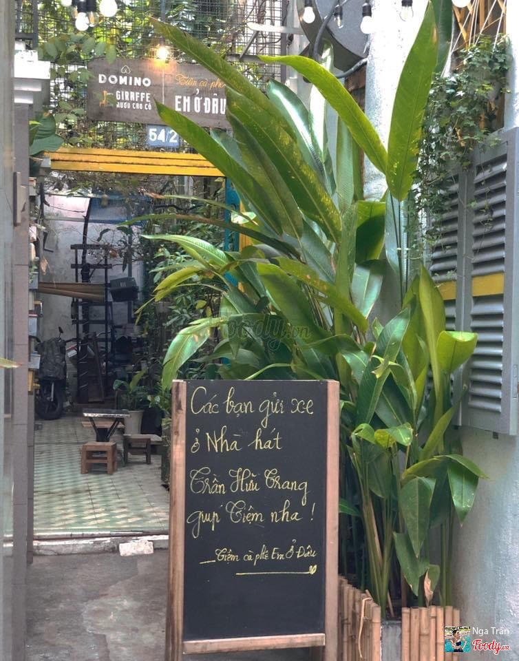 The chalkboard asking guests to park at the Trần Hữu Trang theatre
