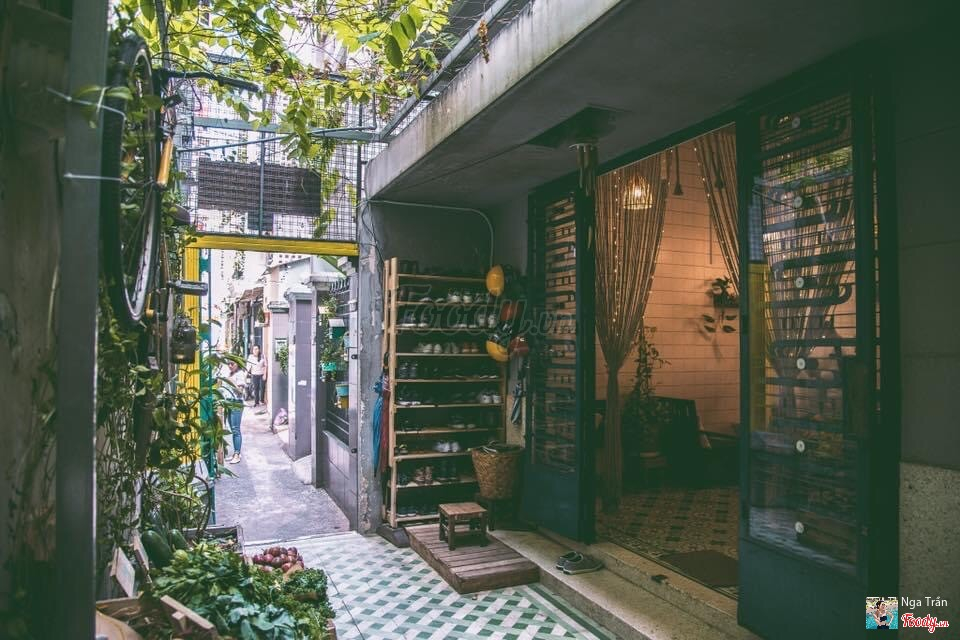 The shoe rack at the entrance — the shop's shoes-off ritual