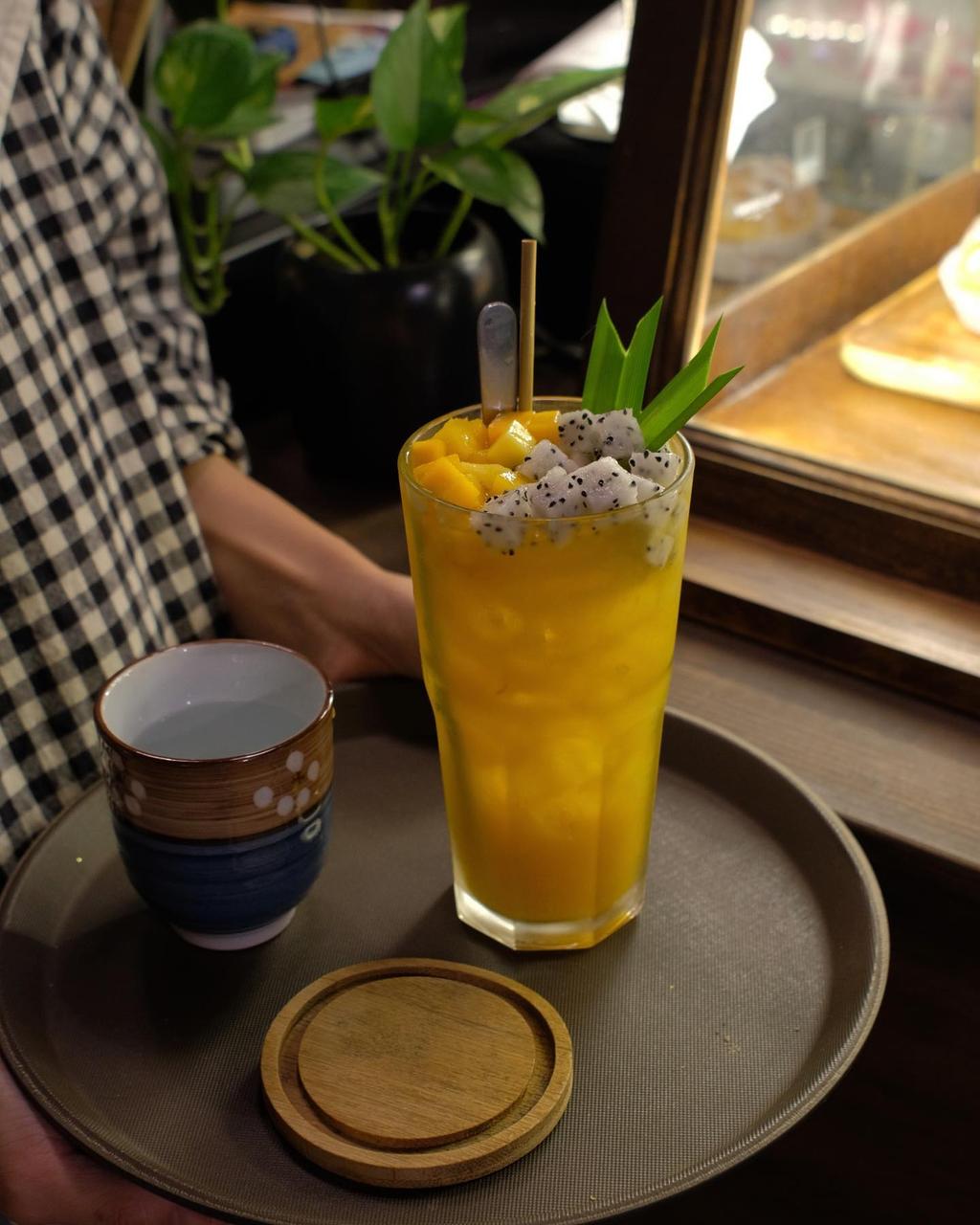 Trà nhiệt đới (xoài và thanh long) trên khay gỗ
