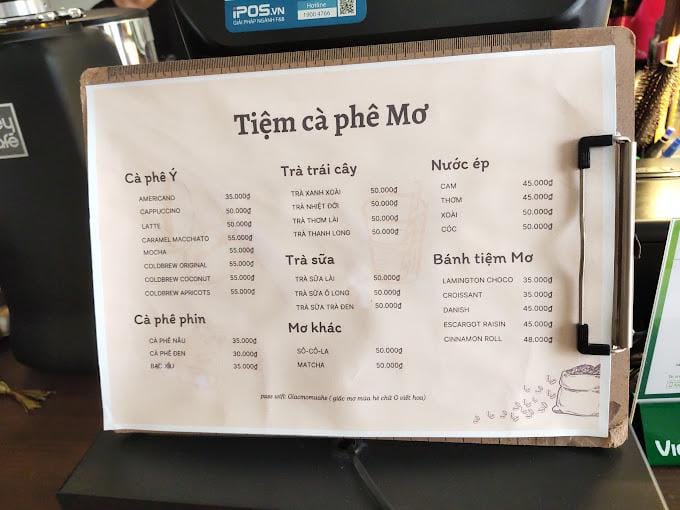 Ly trà đá và hũ bánh kèm nhãn dán viết tay của tiệm