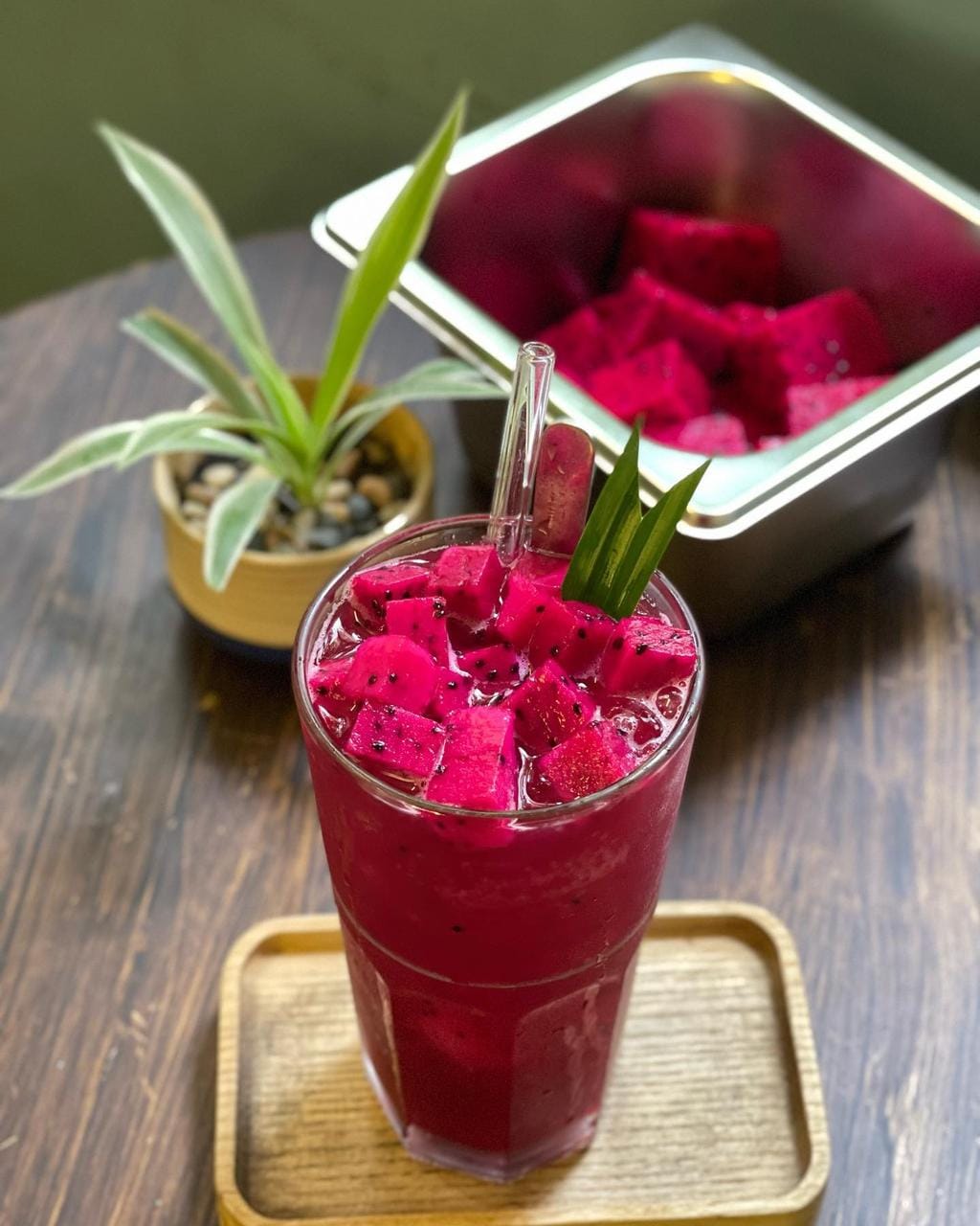 Trà thanh long đá màu hồng đỏ trên khay gỗ