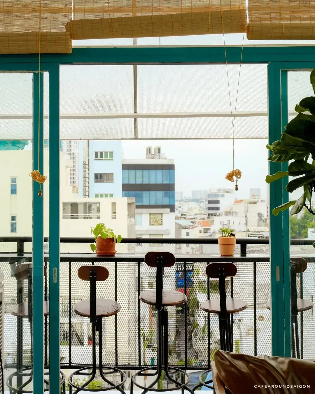 Ban công với ghế đẩu nhìn ra mái nhà thành phố