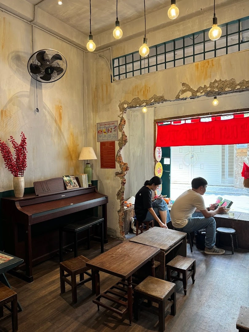 Đàn piano và tường tróc lở trong quán