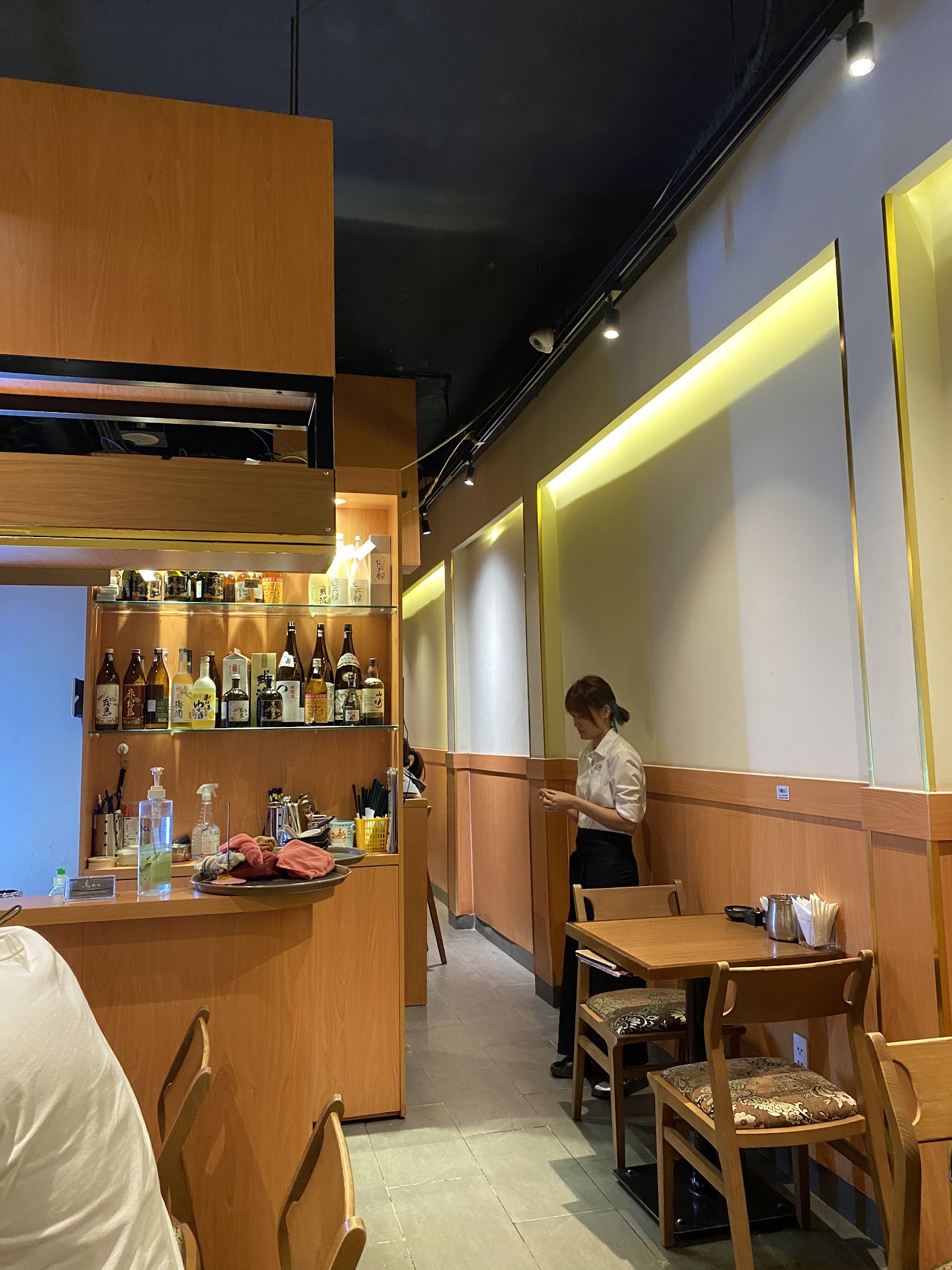 Quầy yakitori dưới ánh đèn lồng