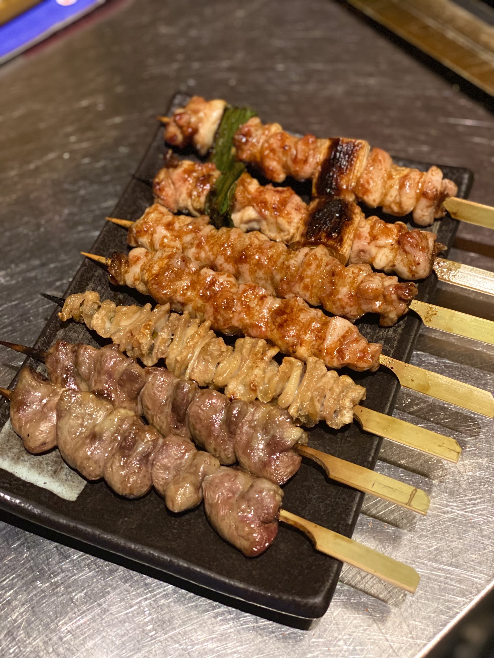Xiên gà trên bếp than trắng