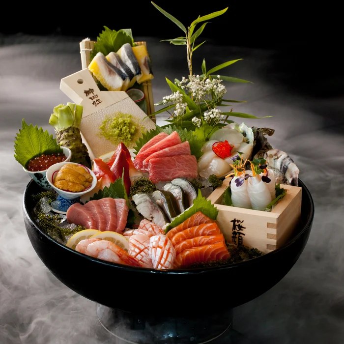 Khay sashimi Towa trong làn khói đá khô