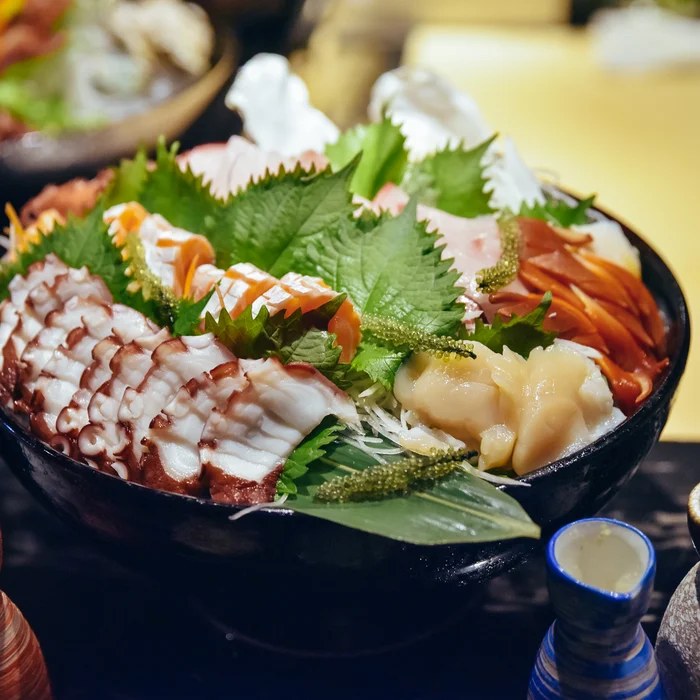 Tô sashimi với bạch tuộc và sò điệp