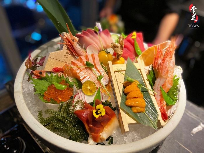 Thuyền sashimi trên đá lạnh về đêm