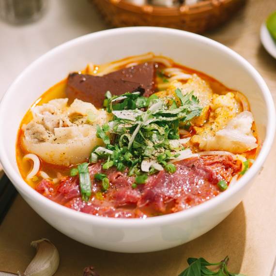 Tô bò kho với thịt bò, cà rốt, rau thơm