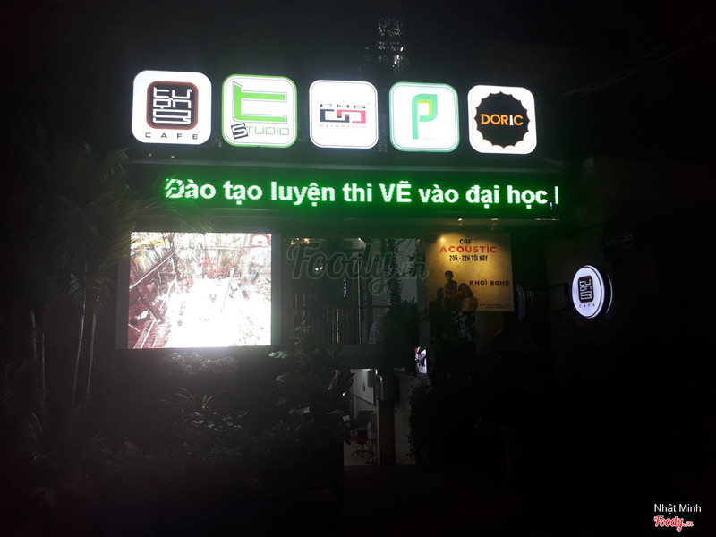 Tượng Cafe’s façade at night