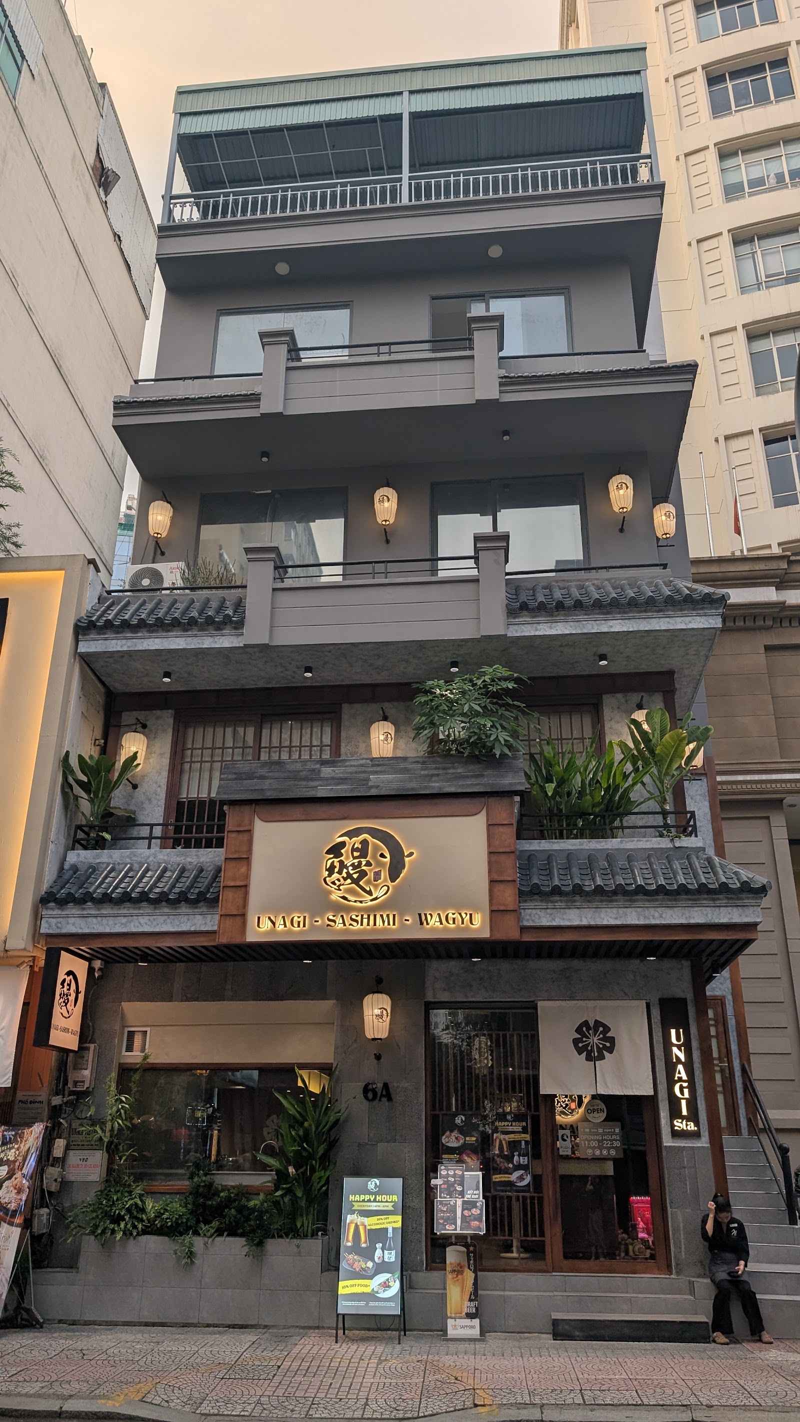 Unagi Station building facade in daylight, Thái Văn Lung street