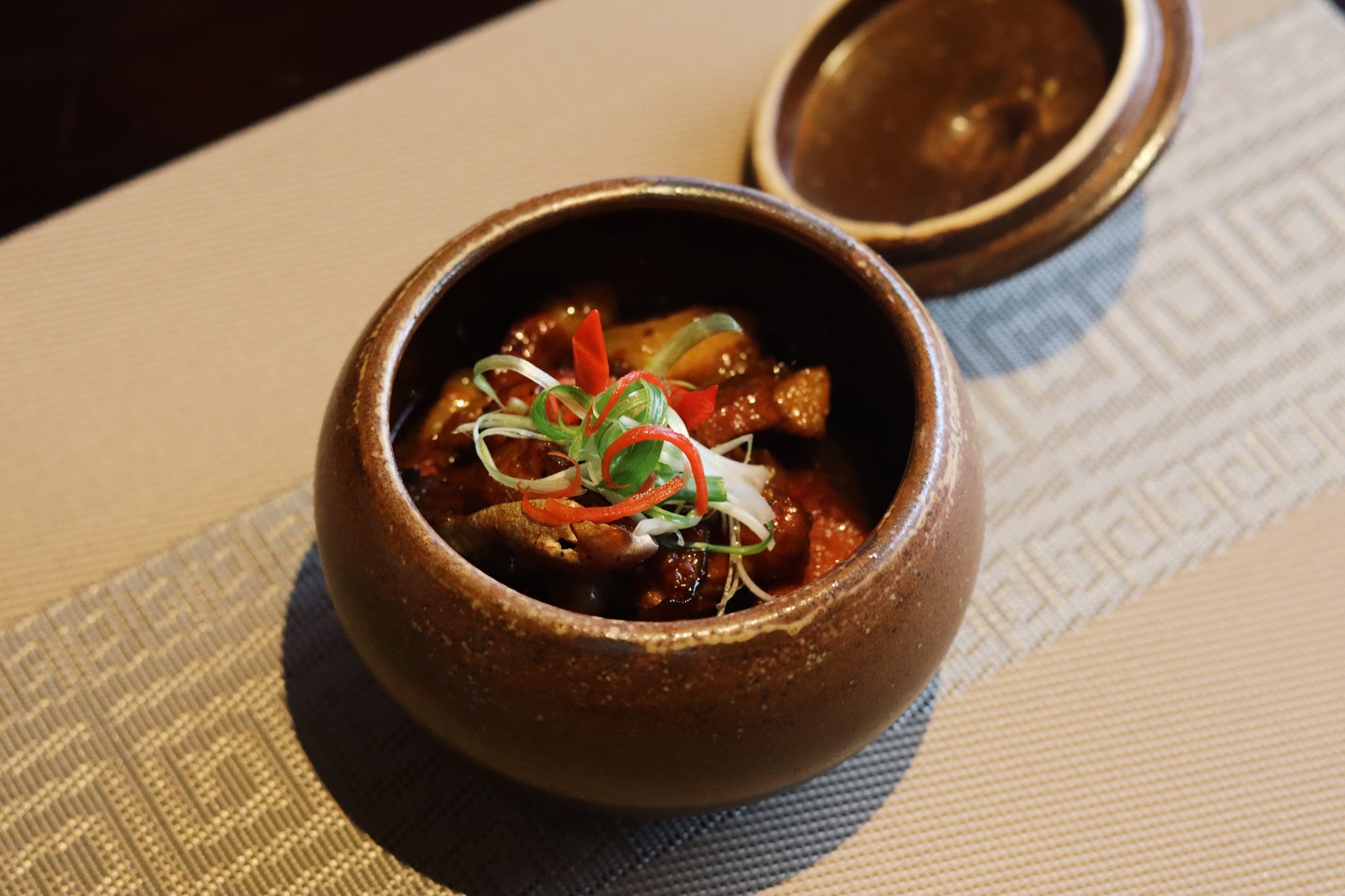 Thịt ba chỉ kho và gỏi xoài xanh tại Vị Sài Gòn