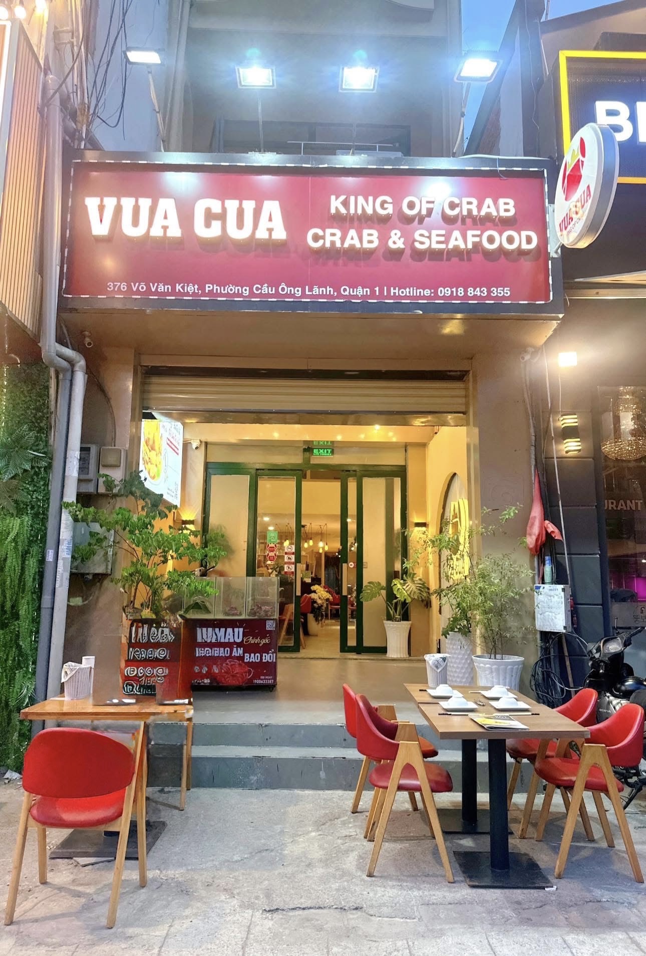 The Vua Cua 376 storefront, Vo Van Kiet