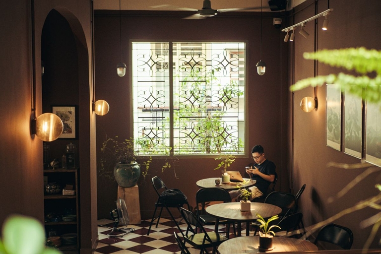 Xào Xạc 실내 — 화려한 식민지 시대 철제 창살, 체크 타일 바닥