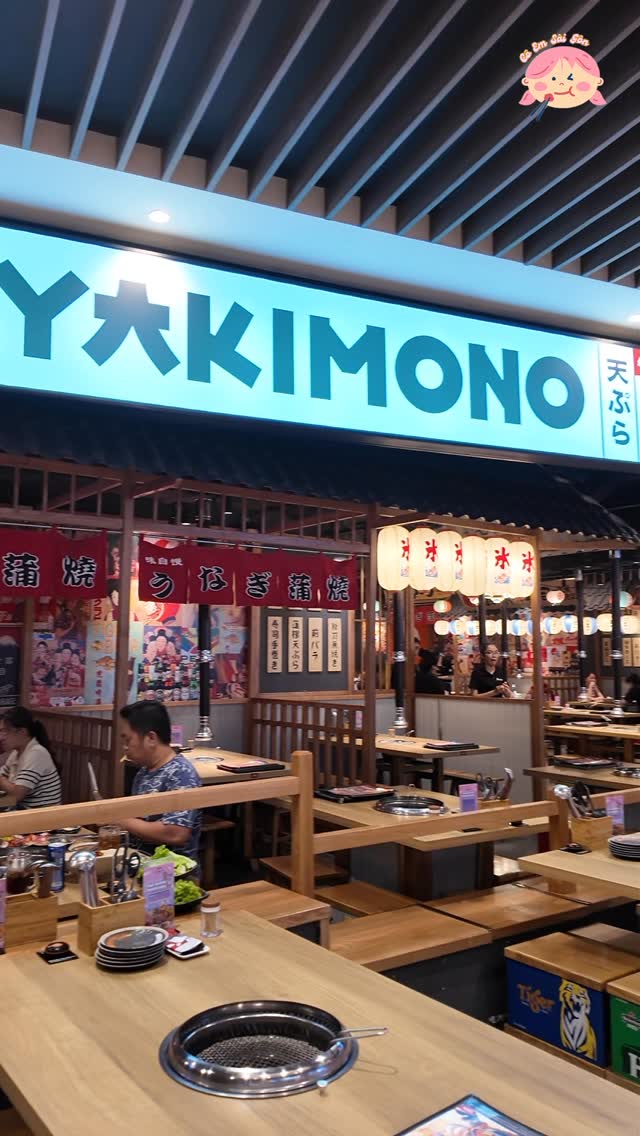 Mặt tiền Yakimono với bảng hiệu sáng đèn