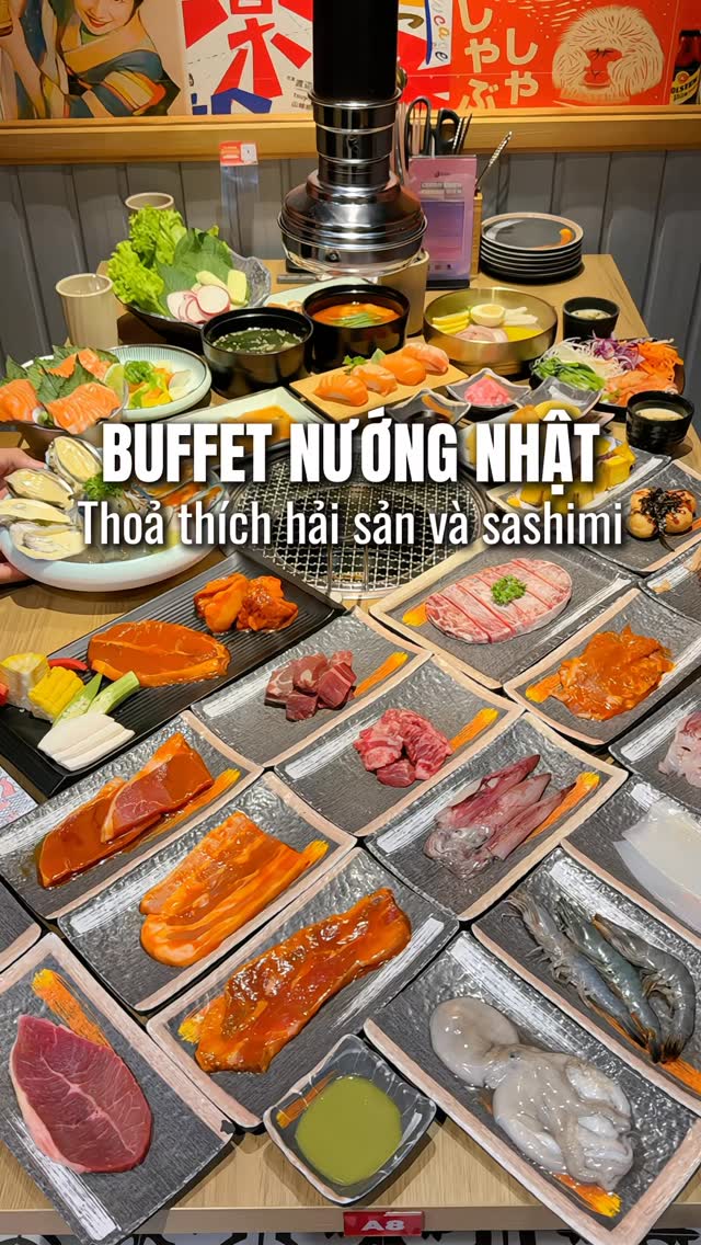Mâm buffet thịt và hải sản sống để nướng
