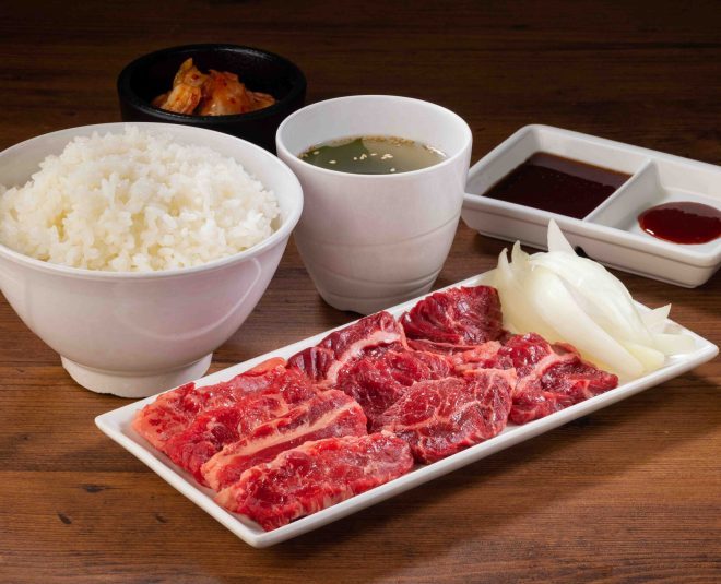 Karubi Set: thịt ba chỉ bò, cơm Nhật, canh rong biển, kim chi