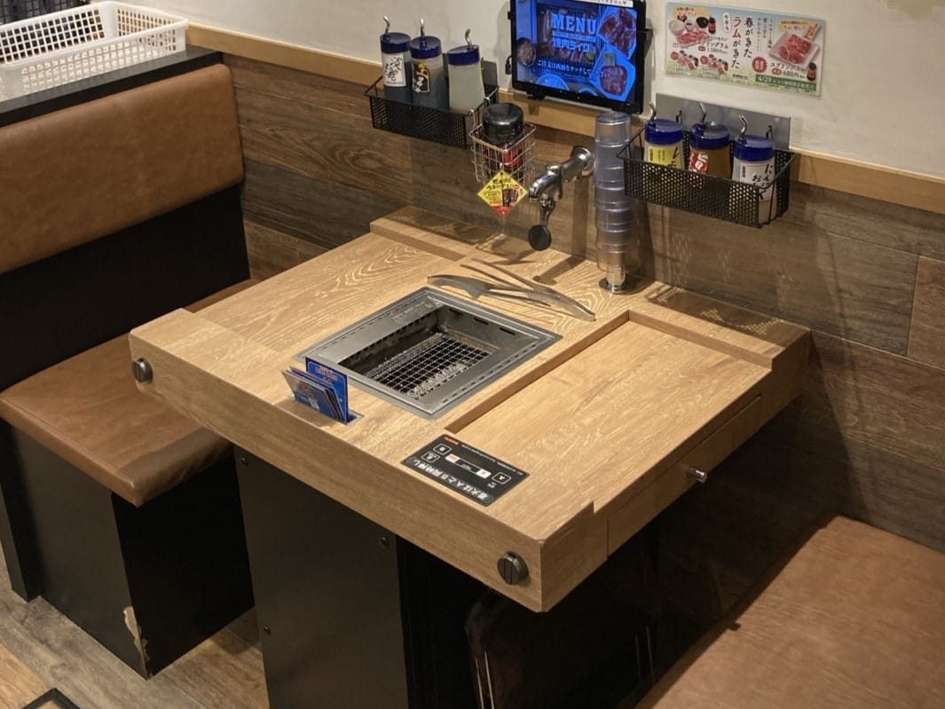 Quầy solo Yakiniku Like: bếp nướng riêng âm bàn gỗ, gắp, khay sốt, nút công tắc một người một bếp