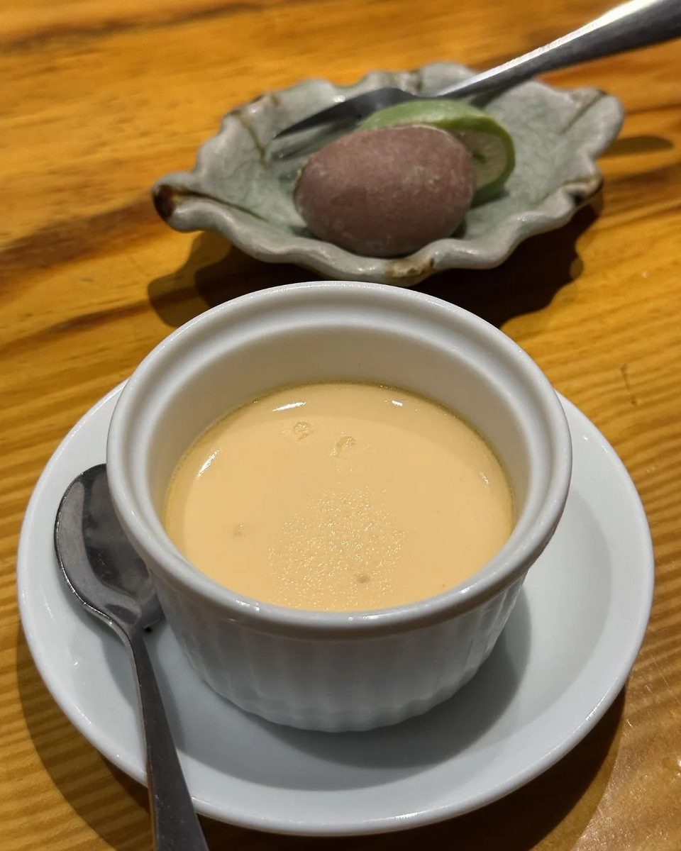 밝은 목재 위 차완무시