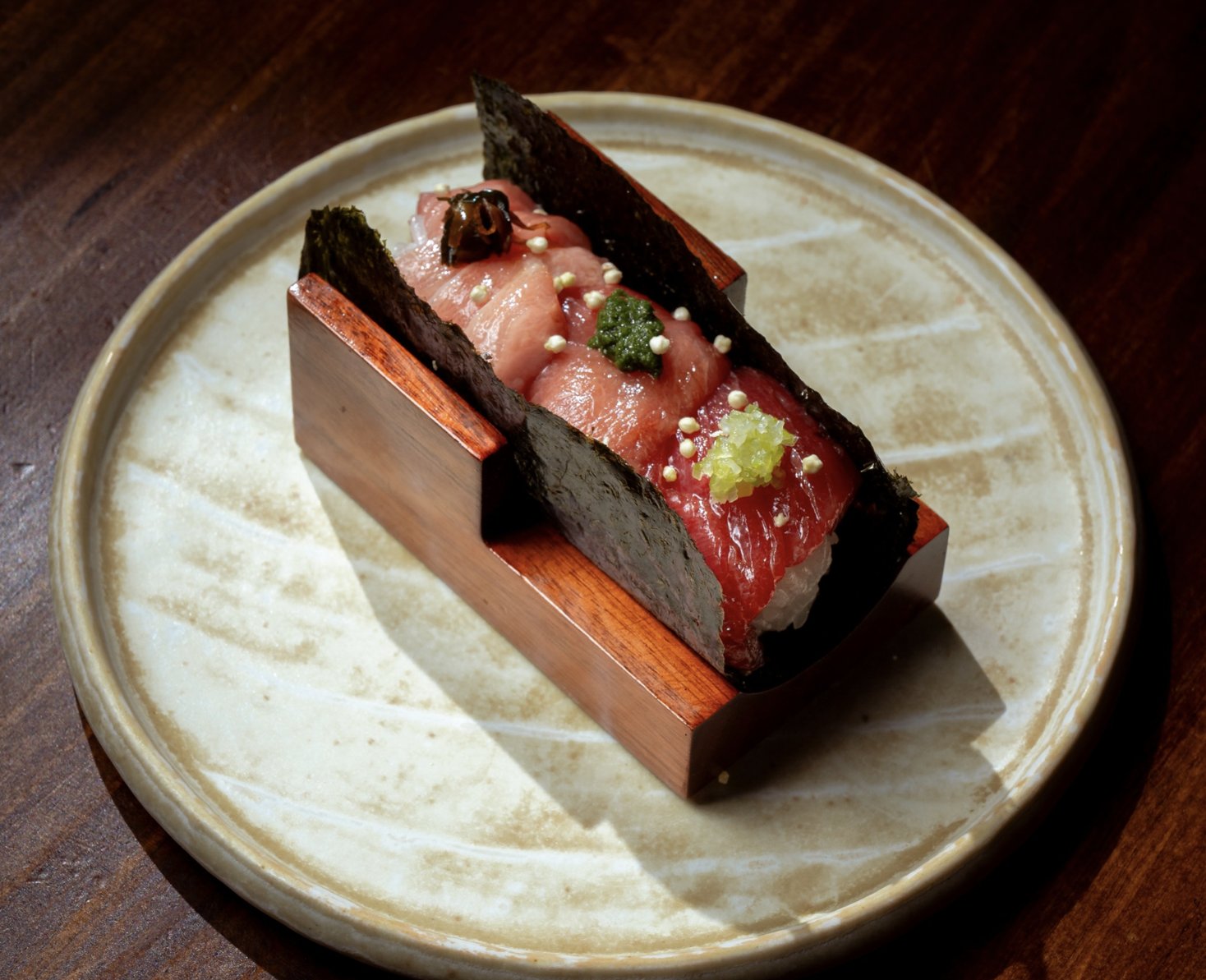 Temaki cá ngừ cuốn tay trên giá gỗ