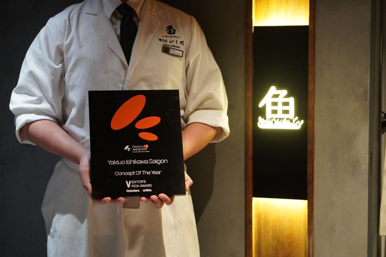 Flavors Awards 2024 올해의 컨셉트 상패를 든 셰프