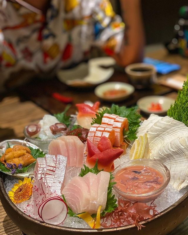 Mâm sashimi tổng hợp với uni của Yen