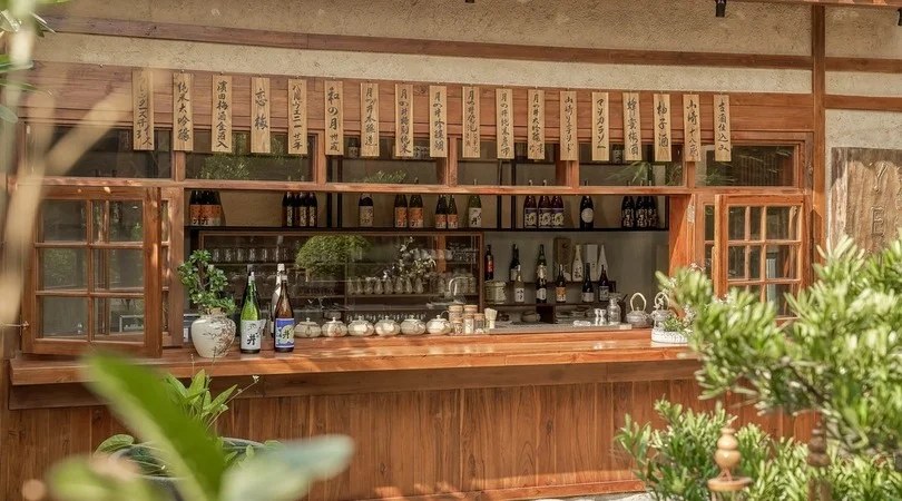 Quầy sake của Yen với hàng thẻ gỗ treo đầu