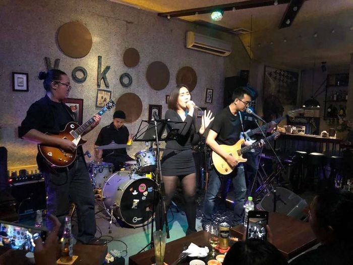 Yoko — ban nhạc rock biểu diễn, khán giả quay phim