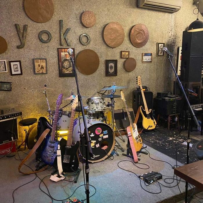 Yoko — sân khấu trống 'Showtime': trống bass dán sticker, guitar, mic