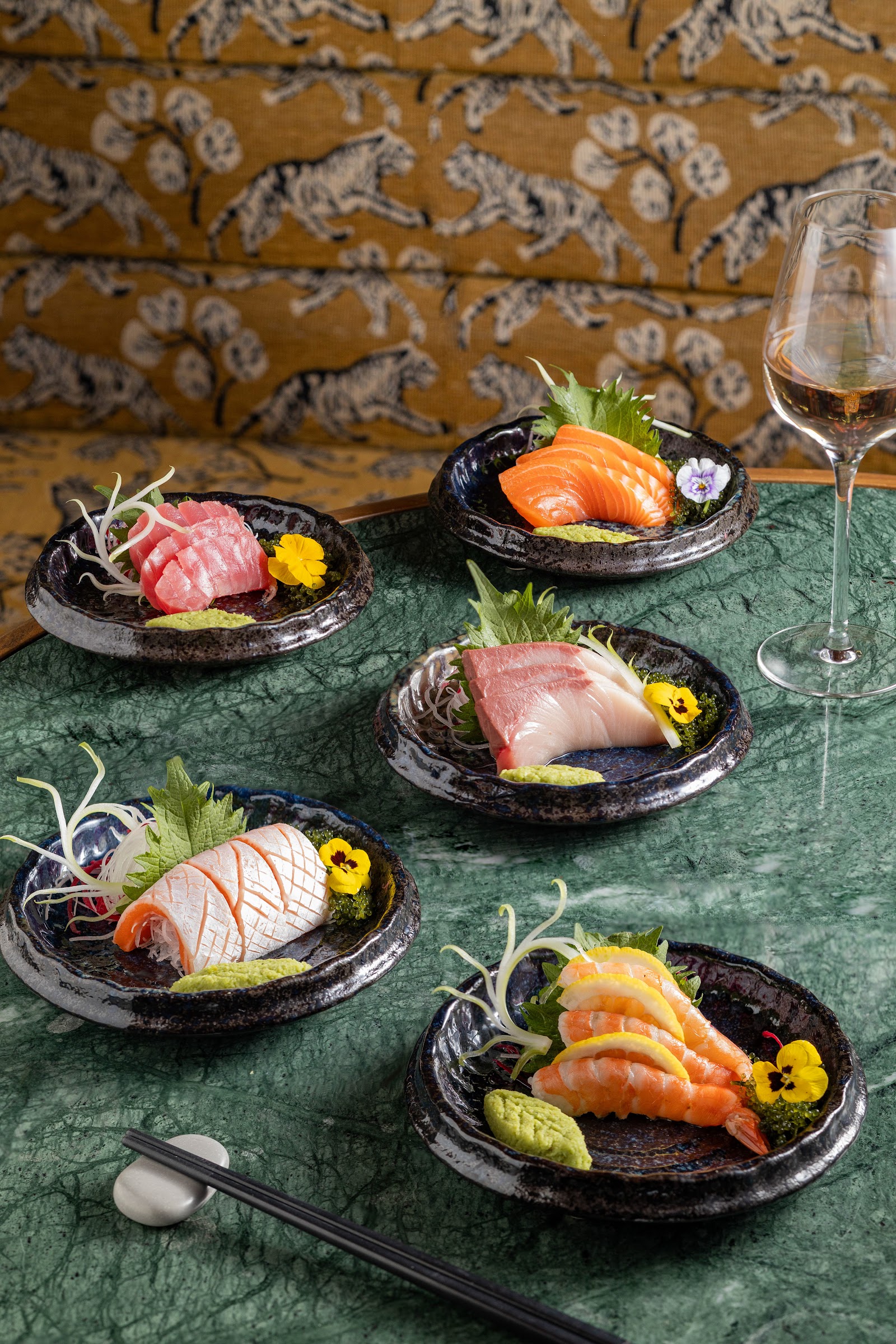 Sashimi trên bàn đá xanh — cá ngừ, cá hồi, cá cam, tôm