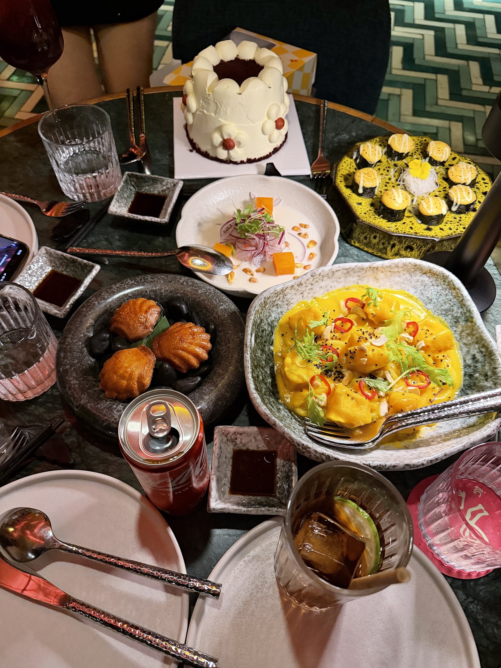 Bàn ăn của thực khách — ceviche, món ají, sushi cuộn