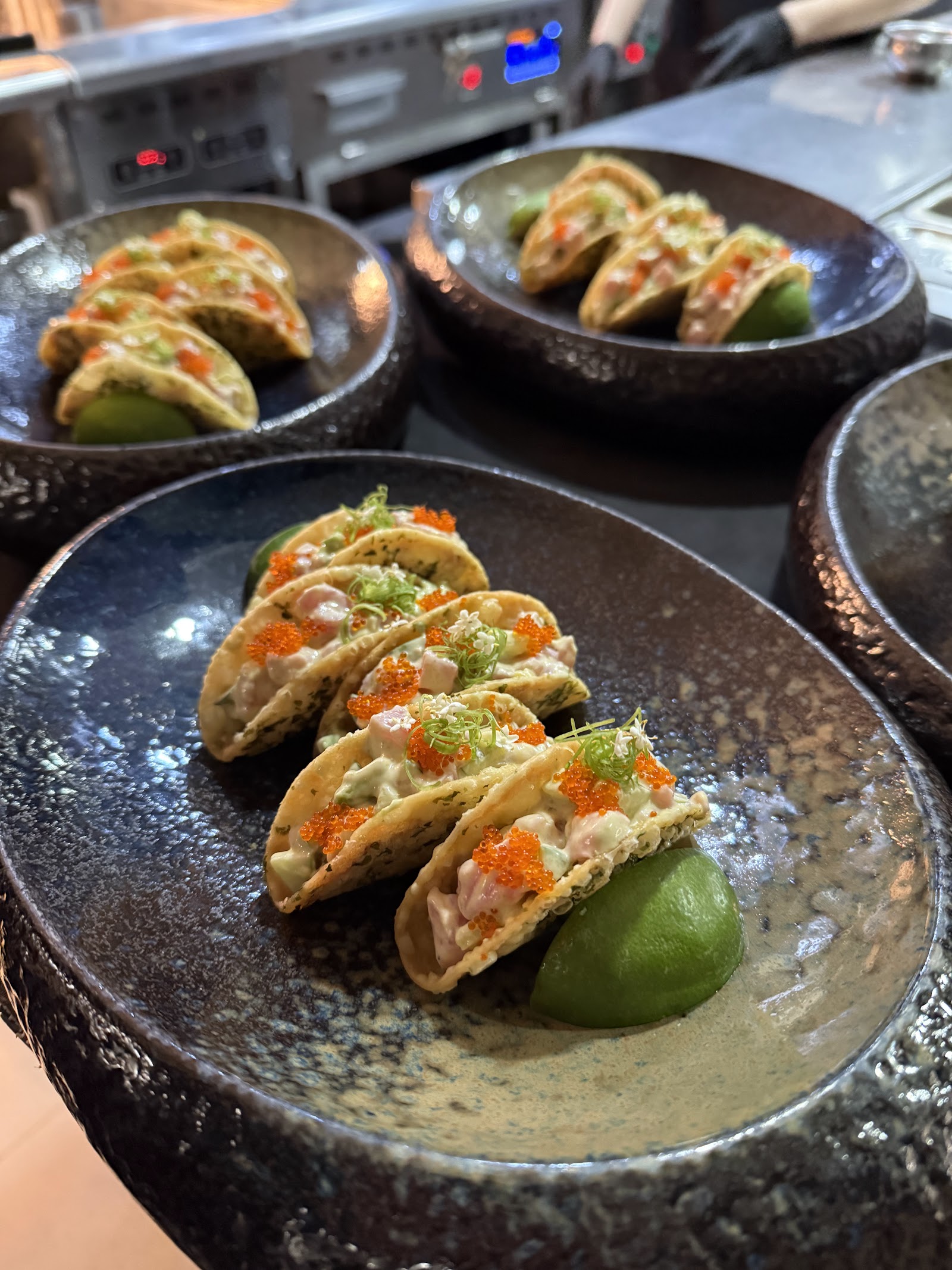 Tacos giòn hải sản với trứng cá chuồn
