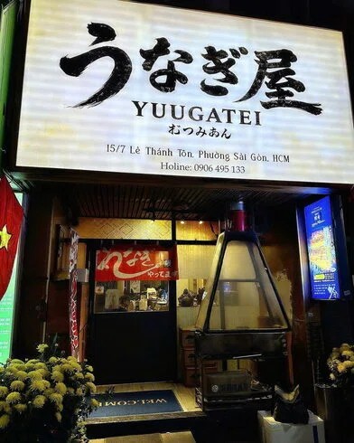 Biển hiệu うなぎ屋 YUUGATEI rực sáng ban đêm