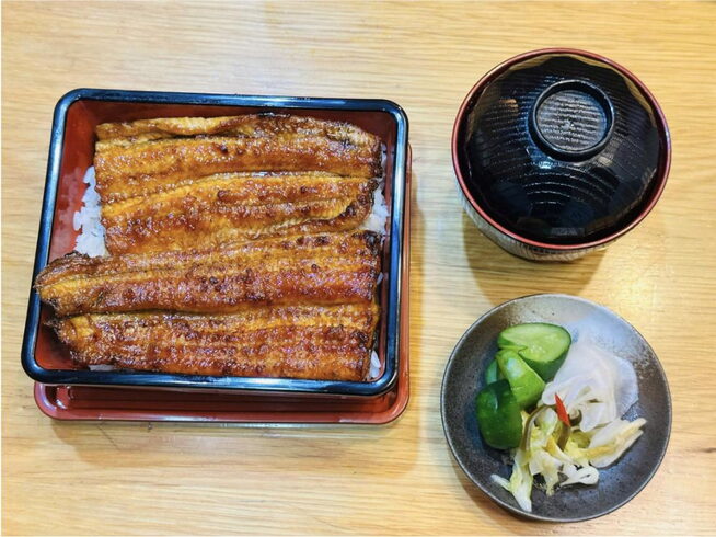 위에서 본 장어덮밥 도시락 — 옆의 옻칠 국그릇과 절임