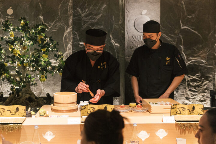 Hai đầu bếp sau quầy với cây yuzu